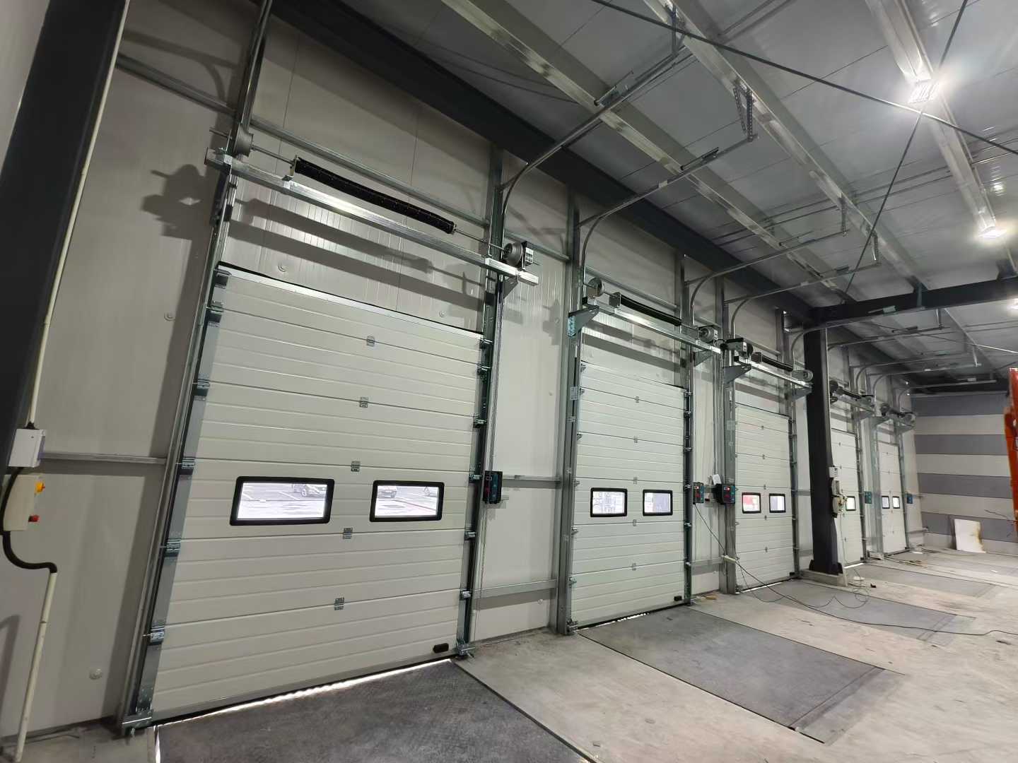 Industrielle leddporter og lastebrygger forsendelse for lagerprosjekter